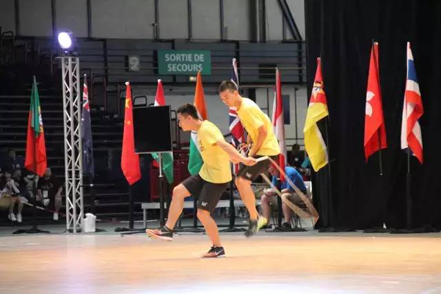 跳绳侧空转体360度,跳绳转体