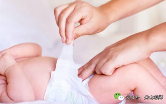 一哭就鼓起来并伴有咕咕声的肚脐，你家宝宝出现了吗？