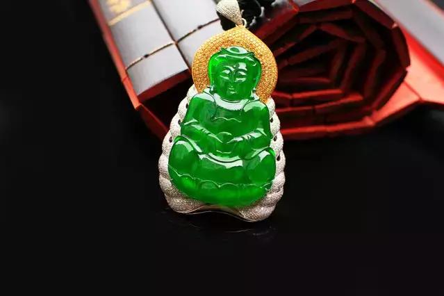 绿色翡翠和红色翡翠一起镶嵌,翡翠镶嵌垫底色和不垫底的区别