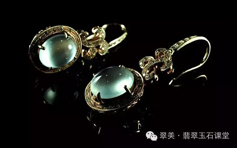 绿色翡翠和红色翡翠一起镶嵌,翡翠镶嵌垫底色和不垫底的区别