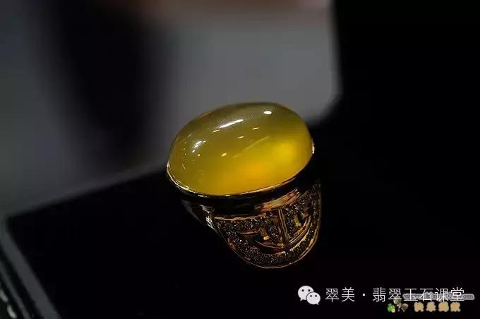 绿色翡翠和红色翡翠一起镶嵌,翡翠镶嵌垫底色和不垫底的区别