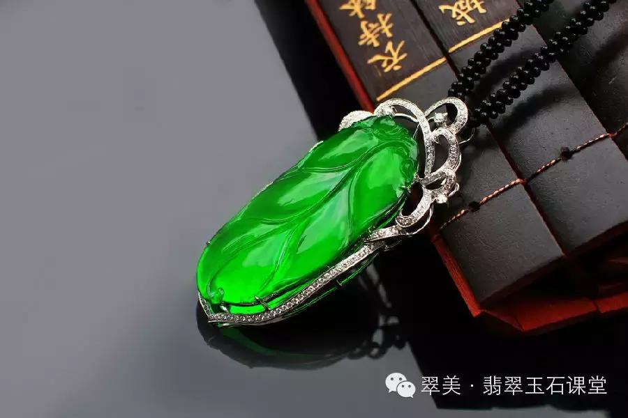 绿色翡翠和红色翡翠一起镶嵌,翡翠镶嵌垫底色和不垫底的区别