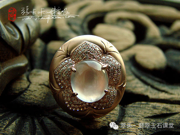 绿色翡翠和红色翡翠一起镶嵌,翡翠镶嵌垫底色和不垫底的区别