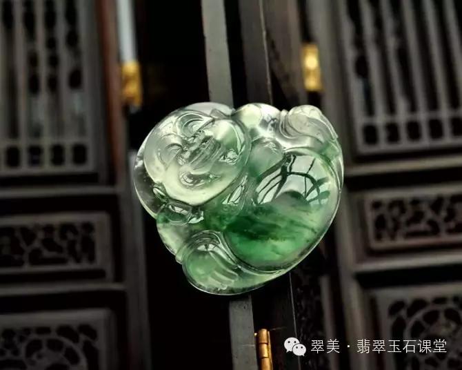 绿色翡翠和红色翡翠一起镶嵌,翡翠镶嵌垫底色和不垫底的区别