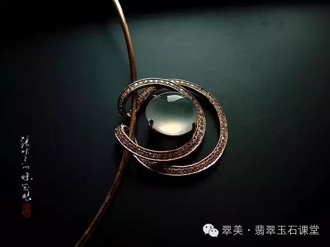 绿色翡翠和红色翡翠一起镶嵌,翡翠镶嵌垫底色和不垫底的区别