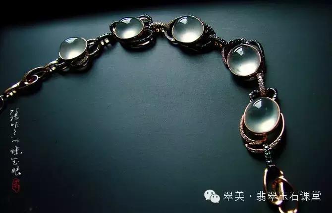 绿色翡翠和红色翡翠一起镶嵌,翡翠镶嵌垫底色和不垫底的区别