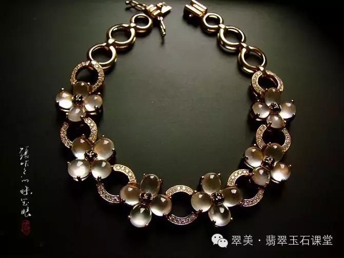 绿色翡翠和红色翡翠一起镶嵌,翡翠镶嵌垫底色和不垫底的区别