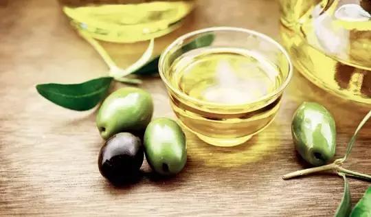 橄榄油护肤怎么用效果最好,橄榄油和玫瑰精油哪个护肤效果好