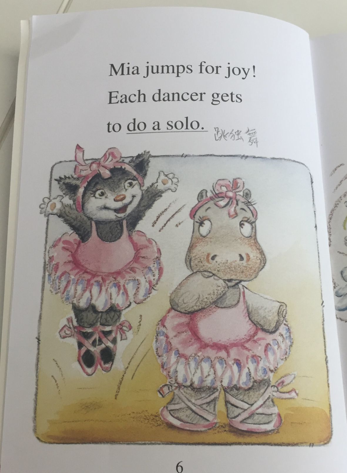 跟小猫Mia绘本学跳舞相关的英文,服装、舞蹈动作应有尽有