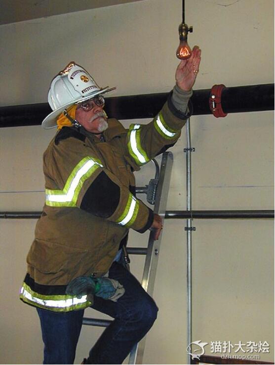 100年的老灯泡怎么样了,寿命最长的灯泡整整亮了115年