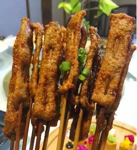 成都烧烤没和你闹！来来来，撸了这一杯，还有三杯……