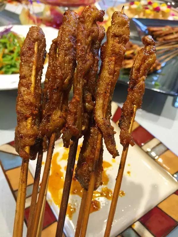 成都烧烤没和你闹！来来来，撸了这一杯，还有三杯……