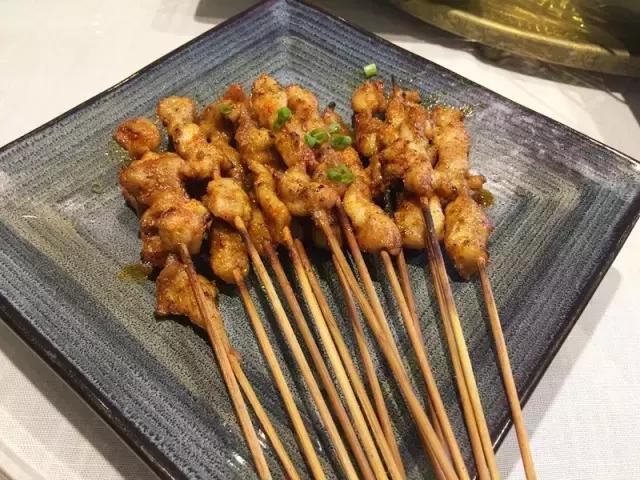 成都烧烤没和你闹！来来来，撸了这一杯，还有三杯……