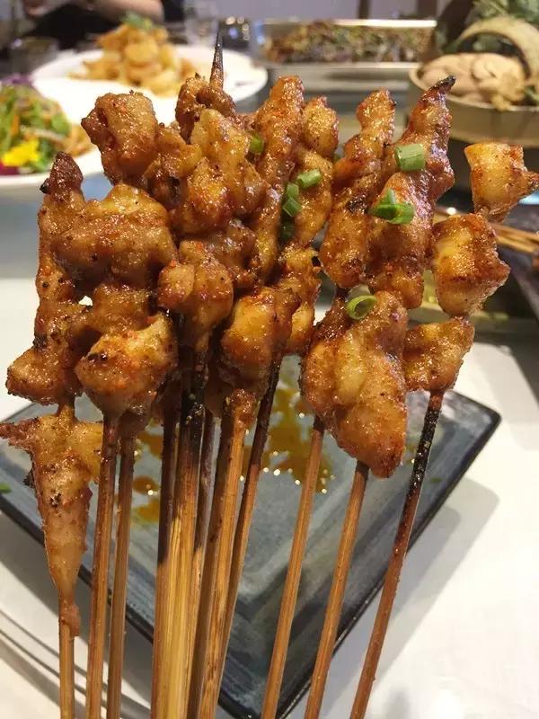 成都烧烤没和你闹！来来来，撸了这一杯，还有三杯……