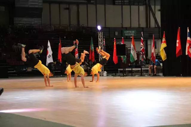 跳绳侧空转体360度,跳绳转体