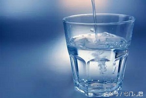 凉鞋怎么才能不磨脚,女士凉鞋塑料边磨脚怎么处理