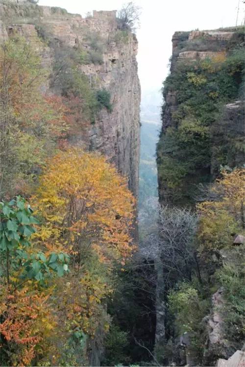 我敢打赌，河南这七个绝壁“一线天”，肯定有你过不去的！