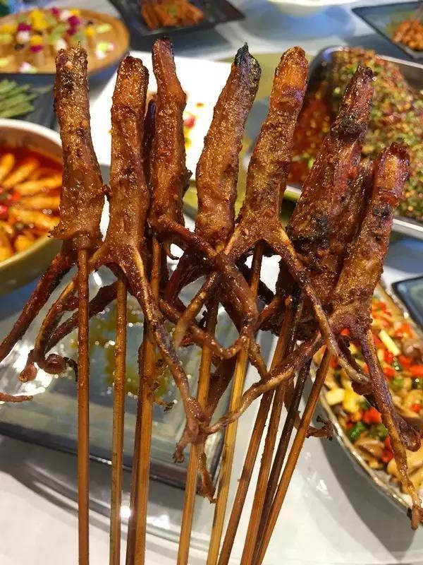 成都烧烤没和你闹！来来来，撸了这一杯，还有三杯……