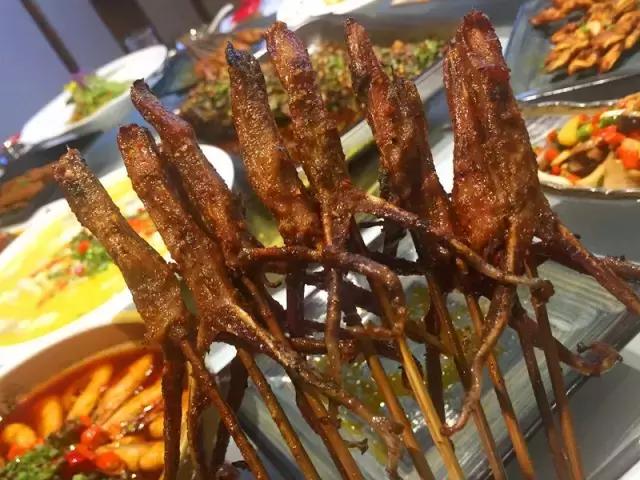 成都烧烤没和你闹！来来来，撸了这一杯，还有三杯……