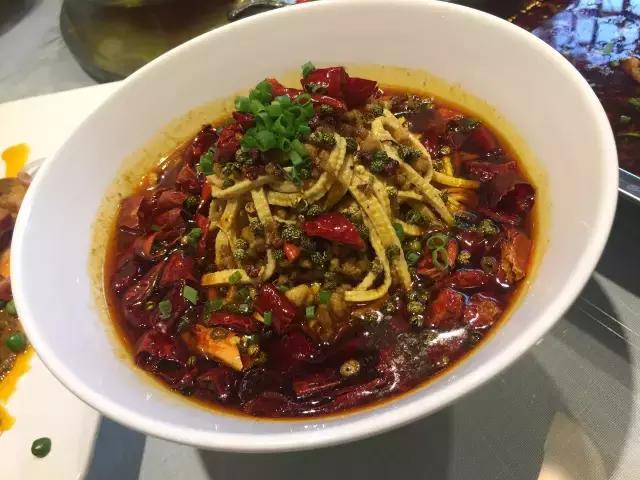 成都烧烤没和你闹！来来来，撸了这一杯，还有三杯……