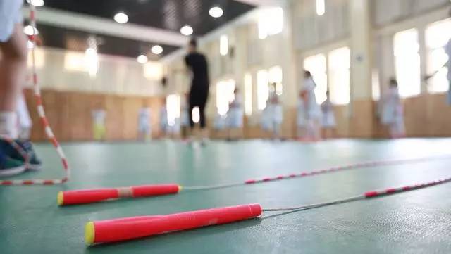 跳绳侧空转体360度,跳绳转体