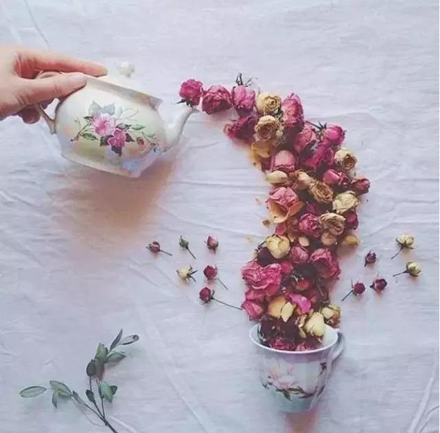 将花的香味熏到茶杯里,把花的香味留下来