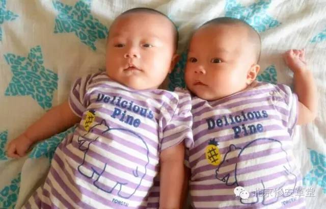 家有双胞胎萌宝,赏爸比一泡童子尿,送妈咪一坨粑粑蛋糕。