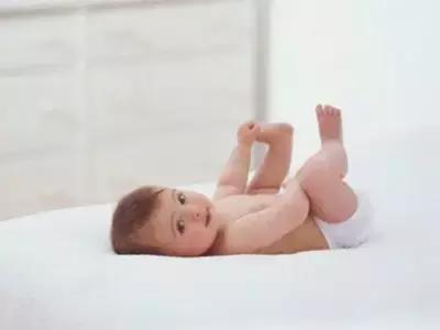 宝宝多大开始训练翻身,怎么样给宝宝练习翻身