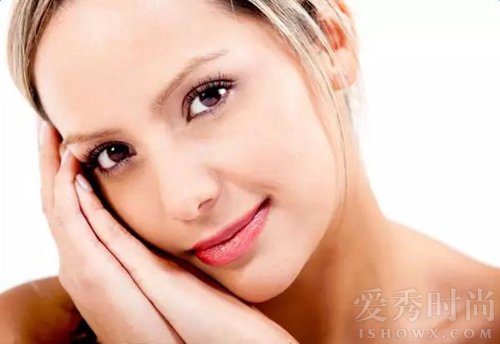 脸上和脖子上长小痘痘是什么原因,脸颊两边和脖子长痘痘的原因