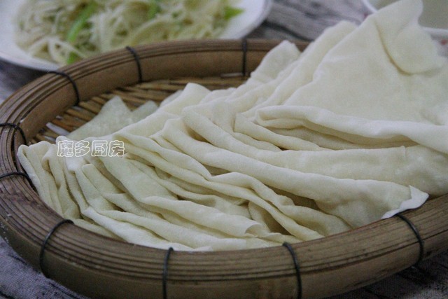 这个馍薄如纸,却筋道美味,在我家它和土豆丝是标配,全家都爱吃