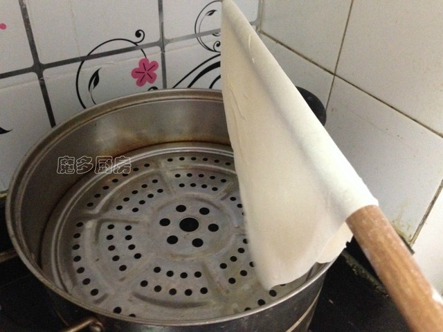 这个馍薄如纸,却筋道美味,在我家它和土豆丝是标配,全家都爱吃