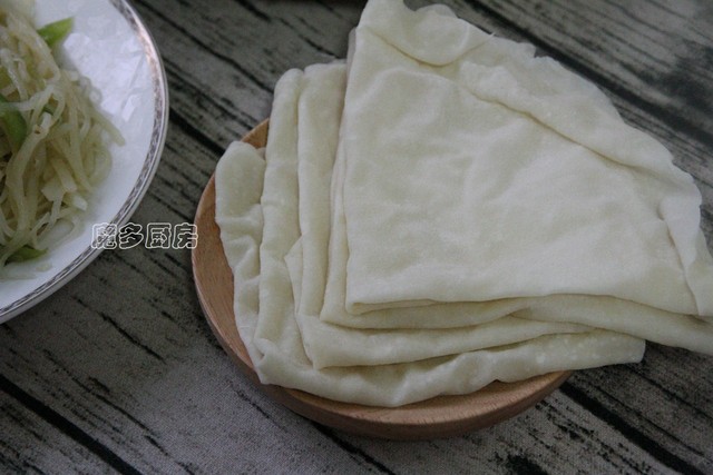 这个馍薄如纸,却筋道美味,在我家它和土豆丝是标配,全家都爱吃