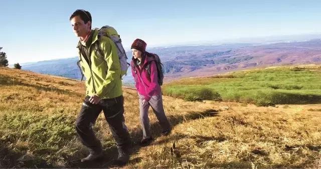 冲锋衣洗衣机的正确清洗方法,新买的冲锋衣要不要清洗再穿