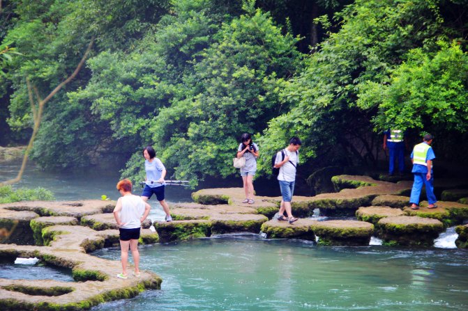 一辆车一家三口出去玩,一辆车带你旅行
