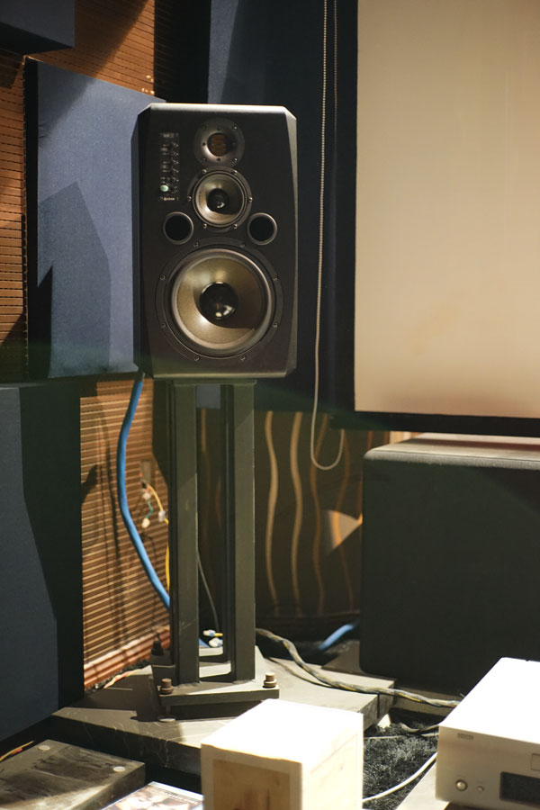 Hi-Fi+家庭影院+数控机床+模型+茶道+抄经=机长空间