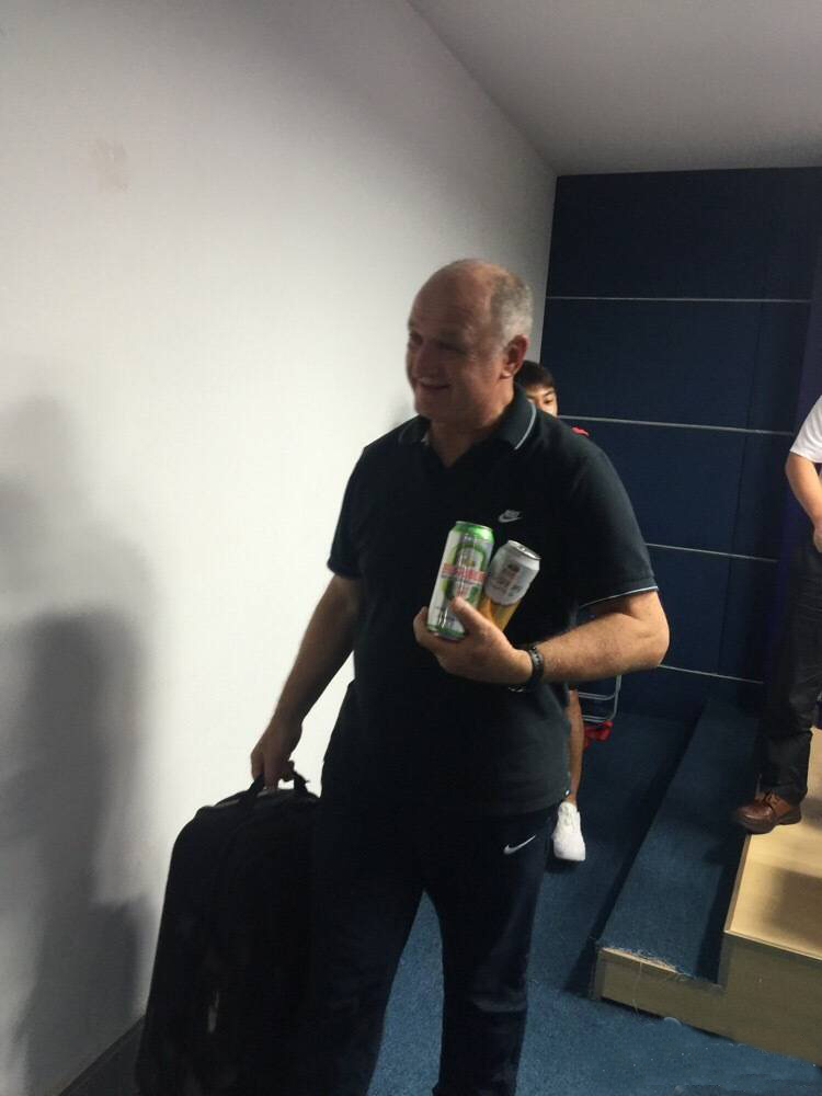 燕京啤酒给斯科拉里送酒，网友直言“经过郭领队允许了吗？”