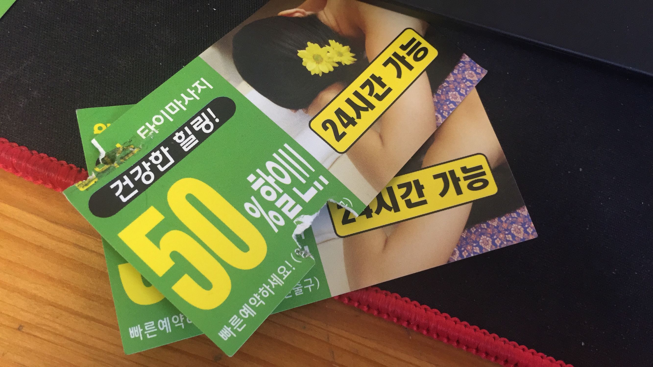 韩国女子独自站在公寓门口，是有何用意？老司机快来开车吧