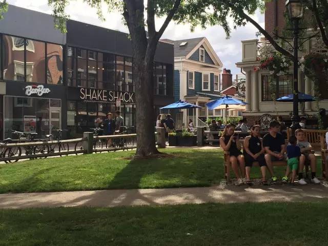 为了叫板美国汉堡,他把包子店开到哈佛大学,一年卖出3个亿