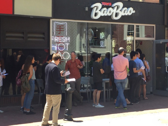 为了叫板美国汉堡,他把包子店开到哈佛大学,一年卖出3个亿