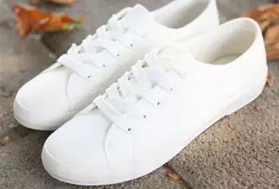 雨天白鞋变泥鞋,爱穿小白鞋,也要会洗哦。