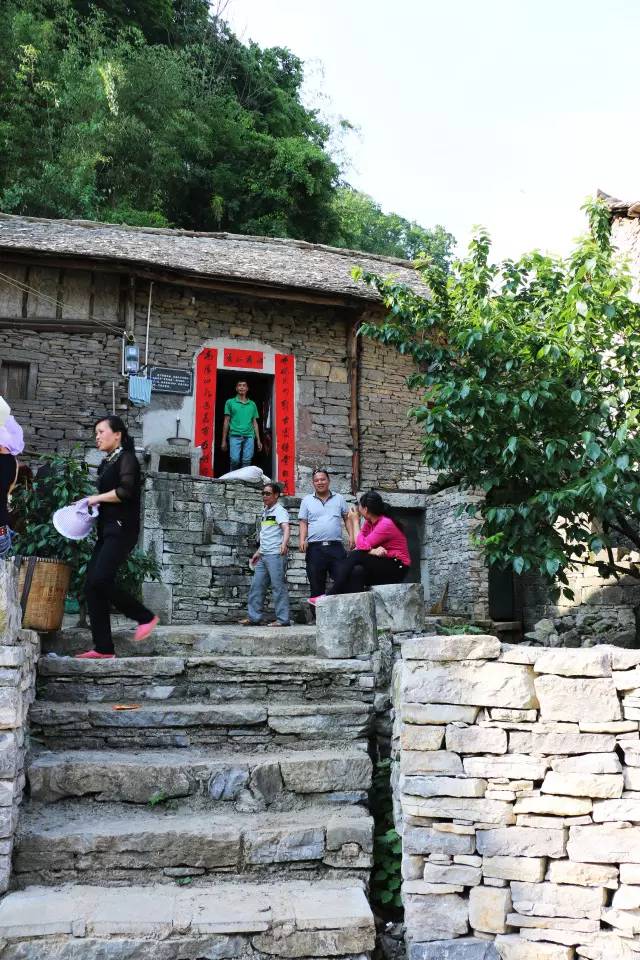 世界上最大的黄果树瀑布在哪里 (黄果树瀑布是不是亚洲第一大瀑布)