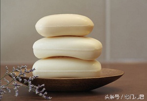 凉鞋怎么才能不磨脚,女士凉鞋塑料边磨脚怎么处理