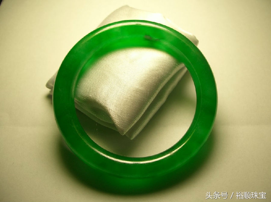 翡翠的臻品是什么样的,翡翠这两年为什么这么火爆