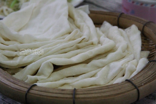 这个馍薄如纸,却筋道美味,在我家它和土豆丝是标配,全家都爱吃