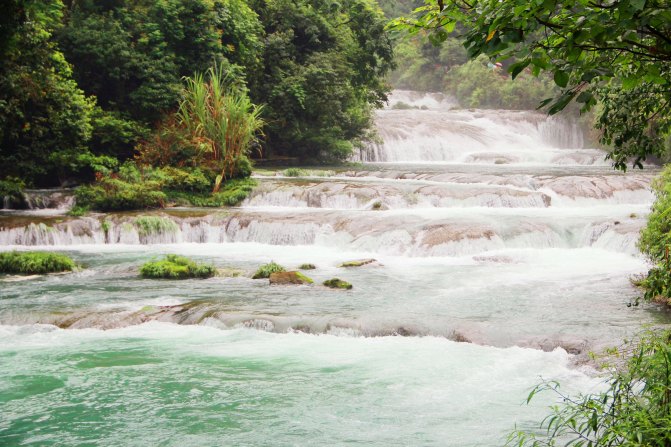 一辆车一家三口出去玩,一辆车带你旅行