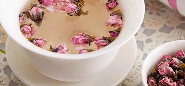 将花的香味熏到茶杯里,把花的香味留下来