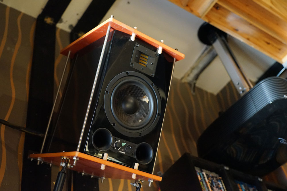 Hi-Fi+家庭影院+数控机床+模型+茶道+抄经=机长空间