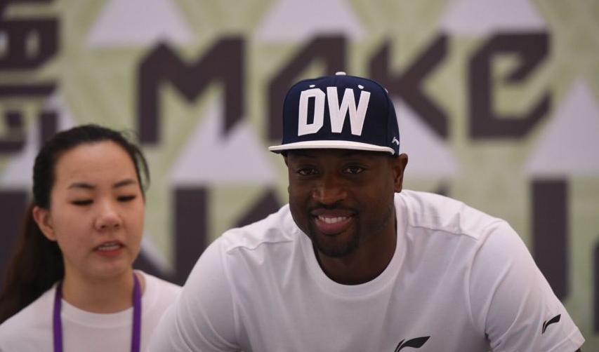 巨星韦德打路人球,篮球明星韦德冬天照片