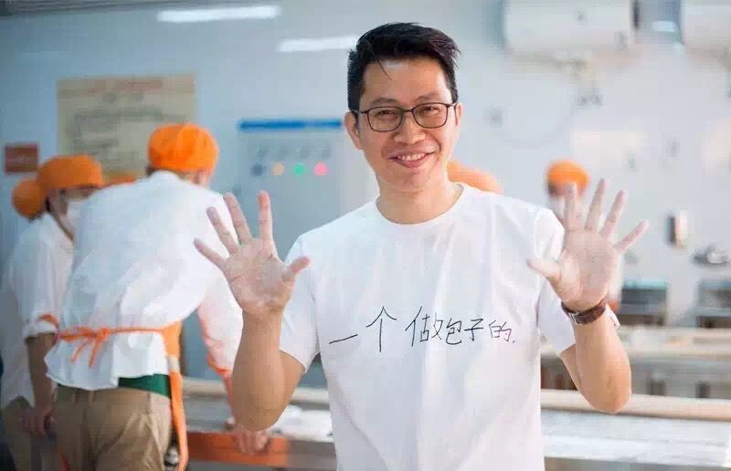 为了叫板美国汉堡,他把包子店开到哈佛大学,一年卖出3个亿