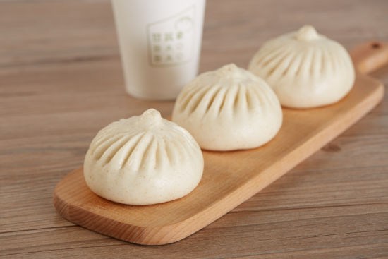 为了叫板美国汉堡,他把包子店开到哈佛大学,一年卖出3个亿